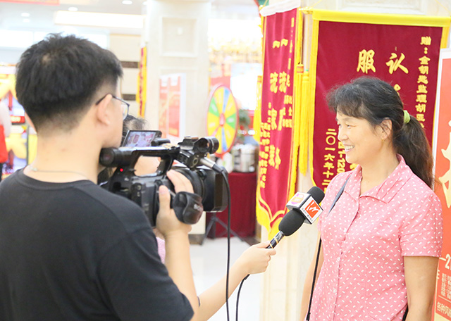 老業(yè)主感恩進(jìn)行時  月餅禮盒禮送“親人”
